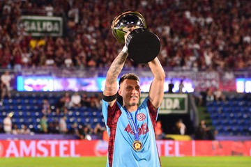 Nahuel Losada atajando penal